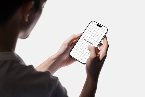 手拿 iphone 16 pro max PS样机模板 - PNG派