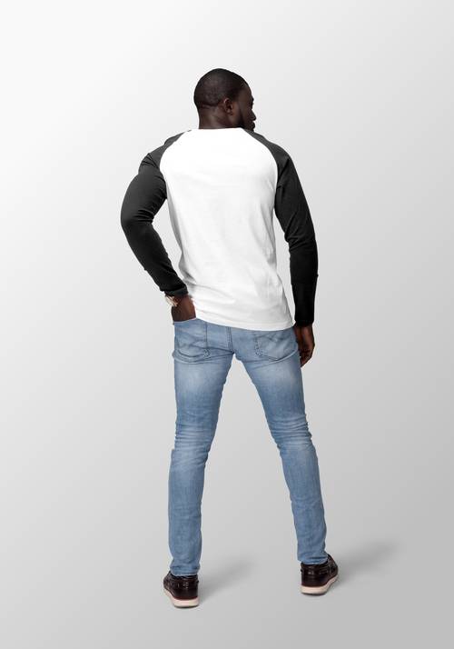 男性身穿休闲服饰展示PS样机模板 - PNG派