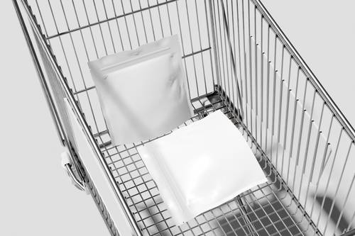 购物车里面的零食包装袋PS样机模板 - PNG派