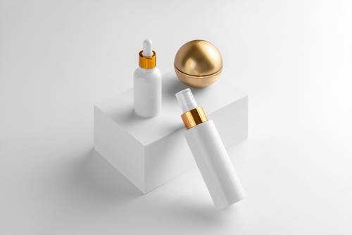 高端美妆护肤包装组合展示PS样机模板 - PNG派