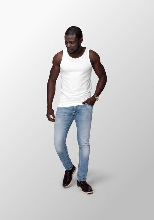 男性身穿休闲服饰展示PS样机模板 - PNG派