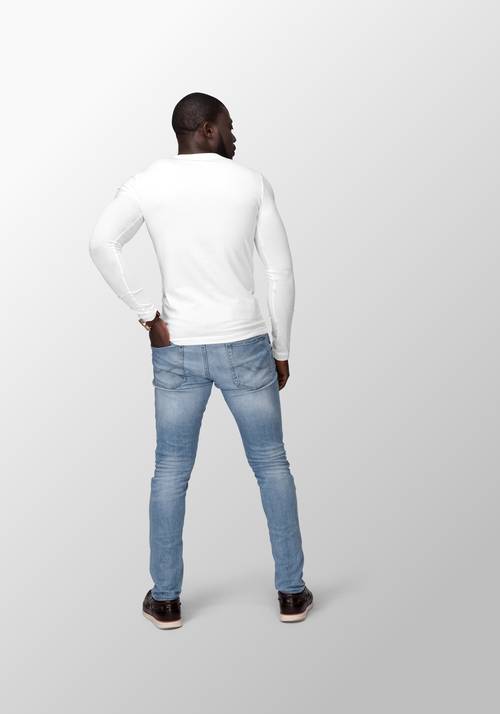 男性身穿休闲服饰展示PS样机模板 - PNG派