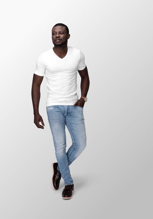 男性身穿休闲服饰展示PS样机模板 - PNG派