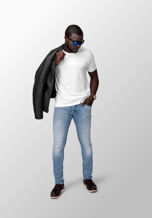 男性身穿休闲服饰展示PS样机模板 - PNG派