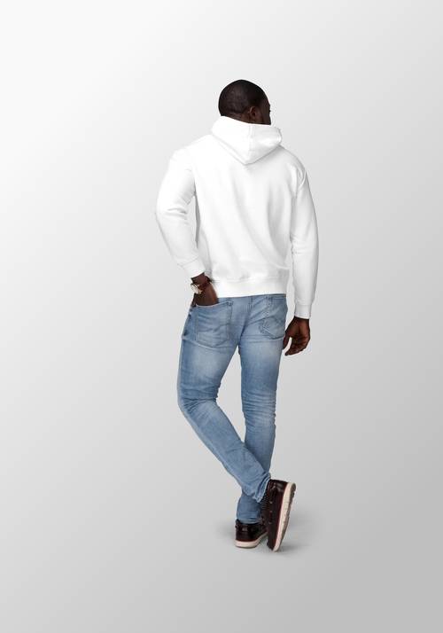 男性身穿休闲服饰展示PS样机模板 - PNG派