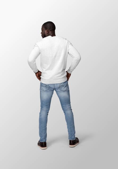 男性身穿休闲服饰展示PS样机模板 - PNG派