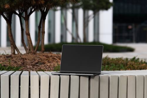 MacBook Pro场景展示PS样机模板 - PNG派