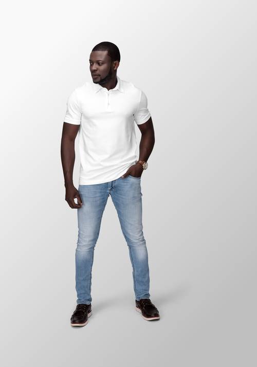 男性身穿休闲服饰展示PS样机模板 - PNG派