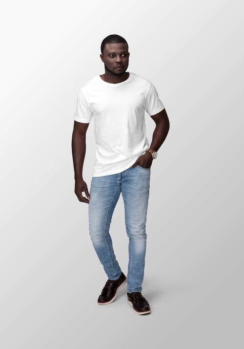 男性身穿休闲服饰展示PS样机模板 - PNG派