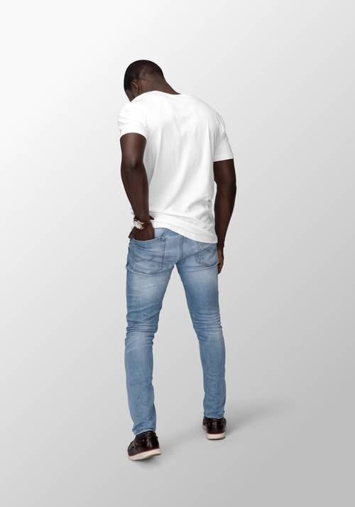 男性身穿休闲服饰展示PS样机模板 - PNG派