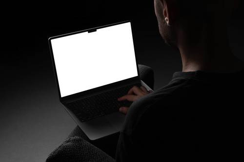 夜晚移动设备PS样机模板 - PNG派