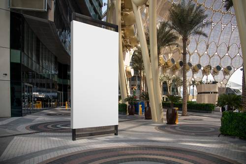 城市路边街道广告牌PS样机模板 - PNG派