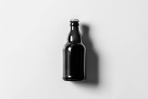 小型玻璃瓶黑啤包装PS样机模板 - PNG派