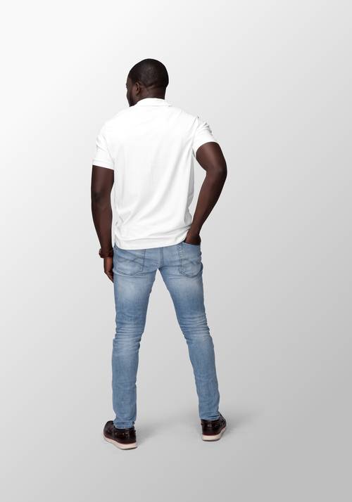 男性身穿休闲服饰展示PS样机模板 - PNG派