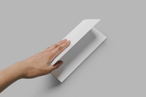 手拿三折页PS样机模板 - PNG派