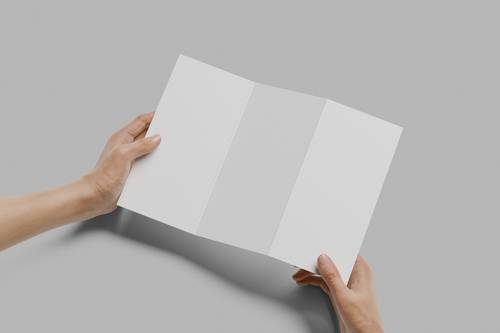 手拿三折页PS样机模板 - PNG派