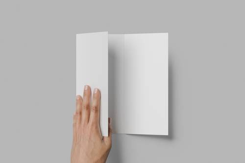 手拿三折页PS样机模板 - PNG派