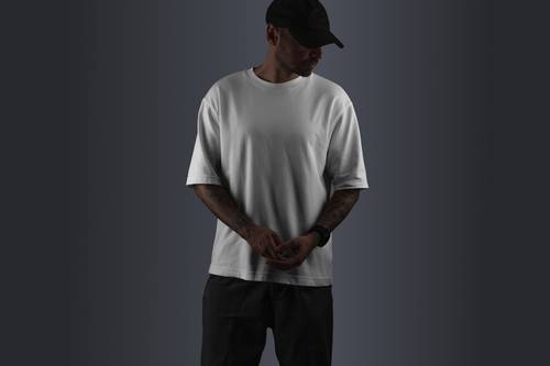 夜晚身材白色T恤PS样机模板 - PNG派