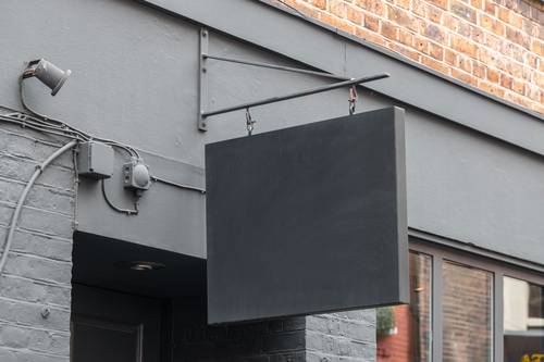 户外悬挂式招牌门头标识PS样机模板 - PNG派