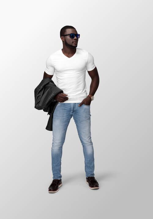 男性身穿休闲服饰展示PS样机模板 - PNG派