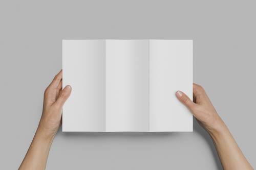 手拿三折页PS样机模板 - PNG派