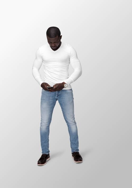 男性身穿休闲服饰展示PS样机模板 - PNG派