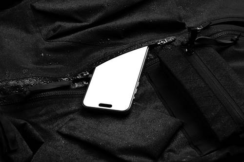 夜晚移动设备PS样机模板 - PNG派