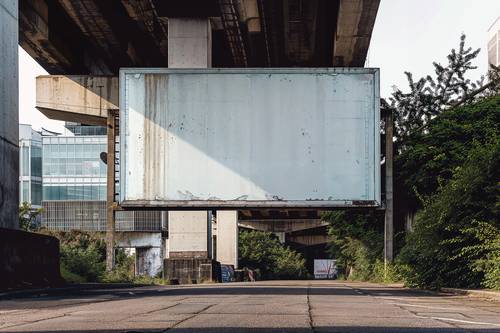 户外大型广告牌PS样机模板 - PNG派