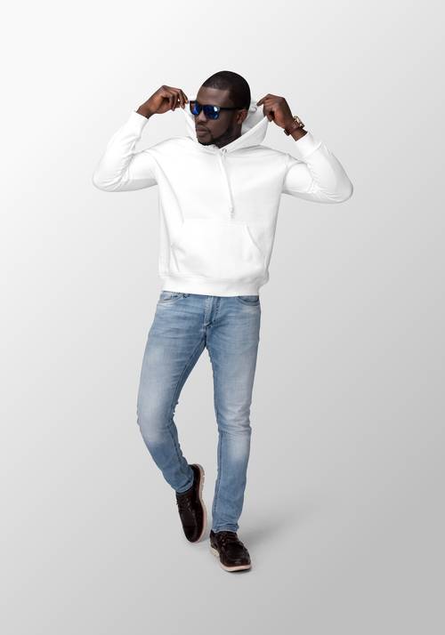 男性身穿休闲服饰展示PS样机模板 - PNG派