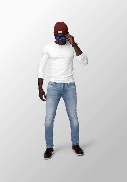 男性身穿休闲服饰展示PS样机模板 - PNG派